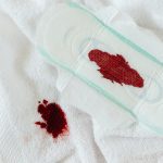 Pourquoi des pertes marron en dehors des règles ?