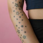 Que signifie réellement un tatouage étoile filante ?