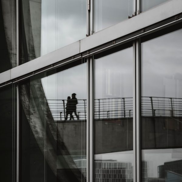 Couple en silhouette marchant sur un pont