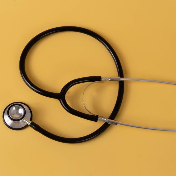 Stéthoscope noir sur fond jaune vif