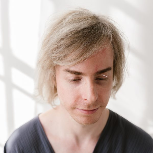 Homme recevant acupuncture en spa relaxant