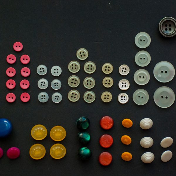Arrangement de boutons colorés sur fond noir