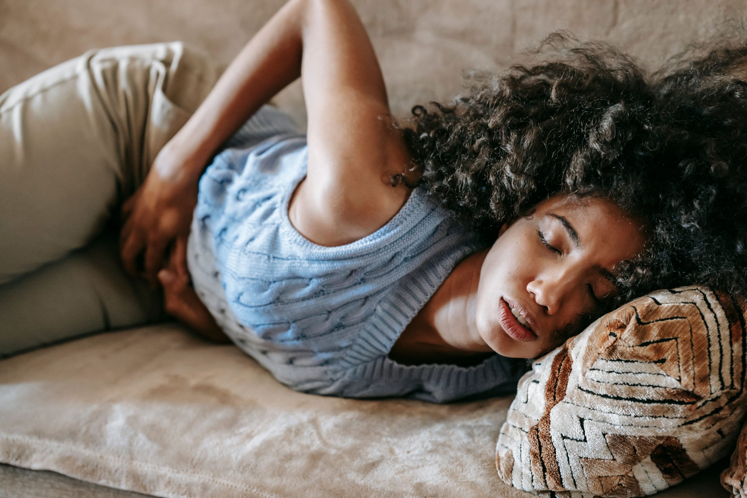 Femme allongée souffrant de douleurs abdominales