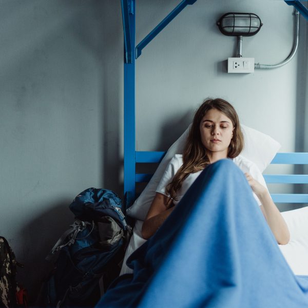 Jeune femme se reposant à l'hôpital après chirurgie