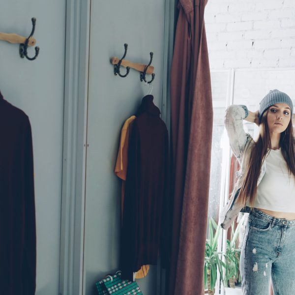 Femme élégante essayant une tenue en miroir