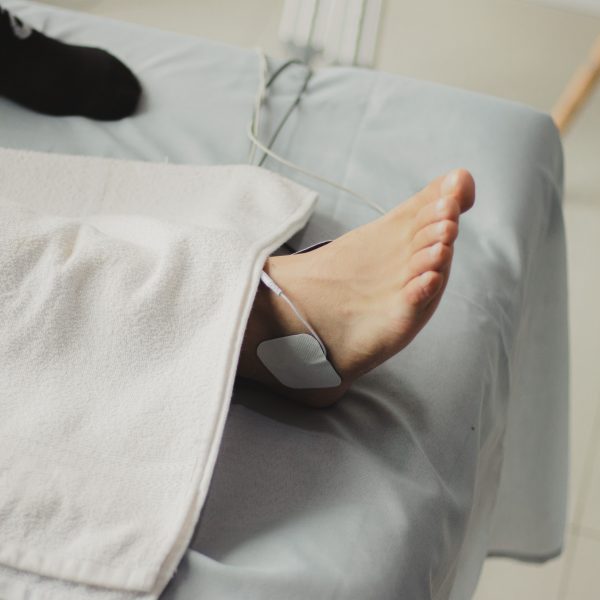 Pied nu avec électrode médicale en consultation