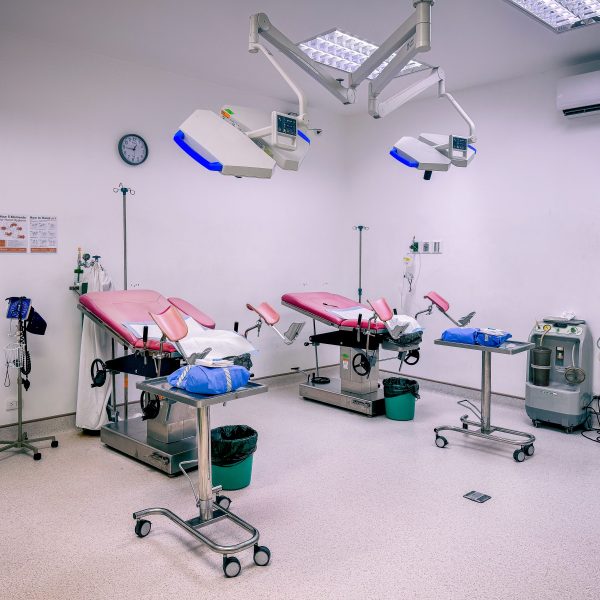Salle d'accouchement équipée hôpital moderne