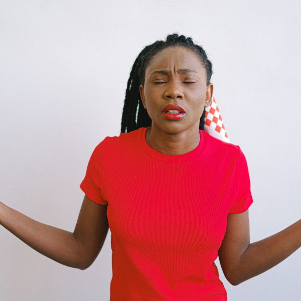 Femme en chemise rouge exprimant de la confusion