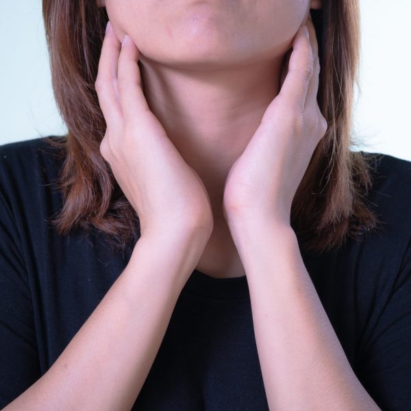 Femme se touchant le cou douleur gorge