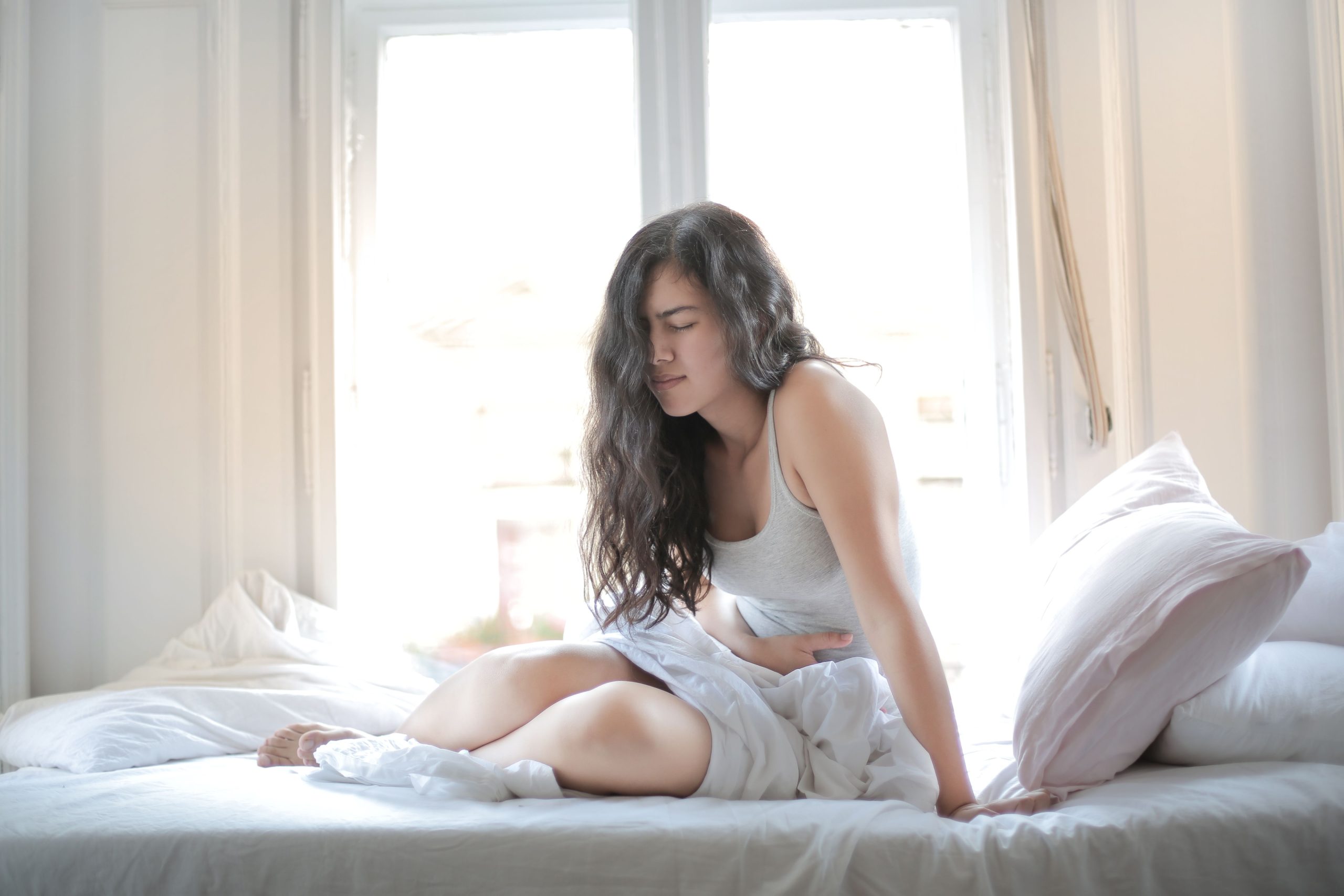 Femme assise tenant son estomac douloureux
