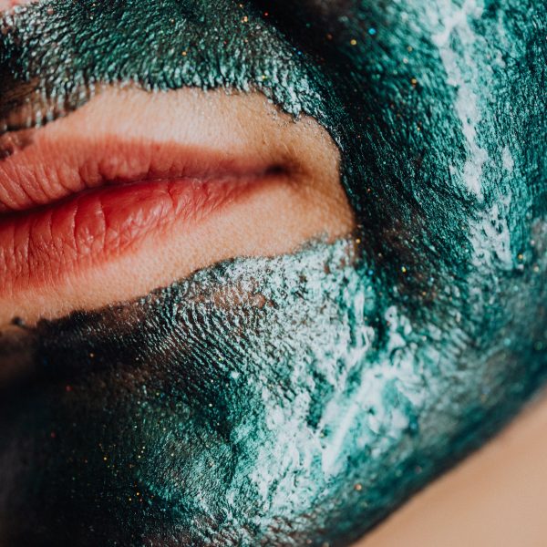 Gros plan levres avec masque argile verte