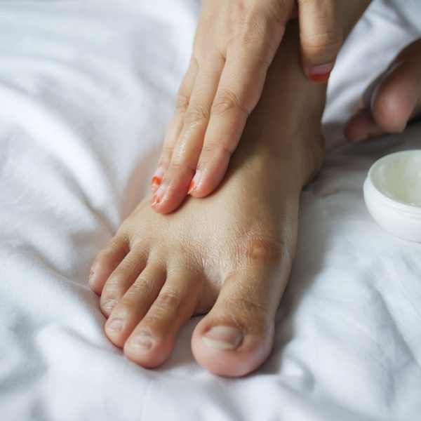 Application de crème hydratante sur le pied