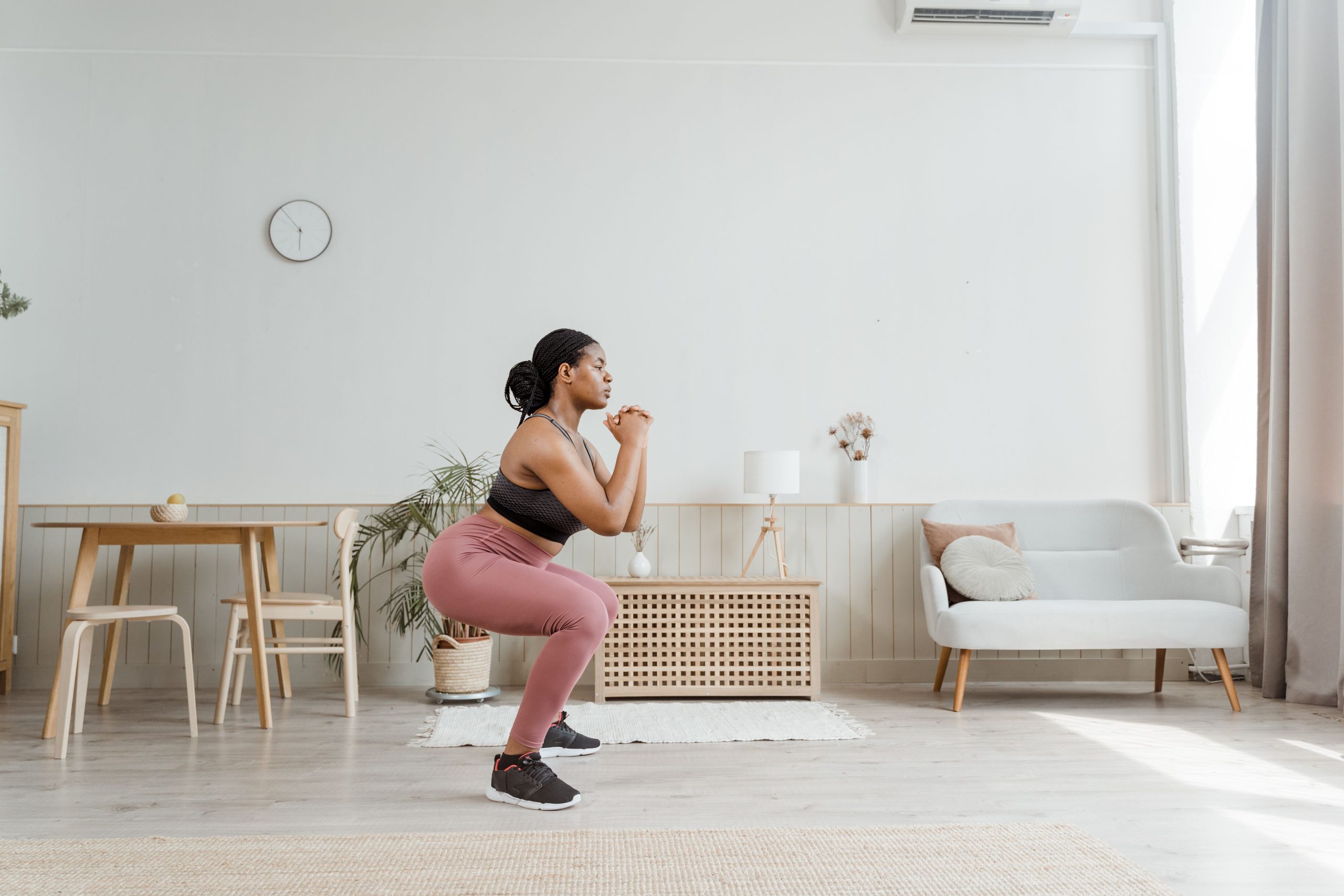 Femme en activewear pratiquant les squats à domicile